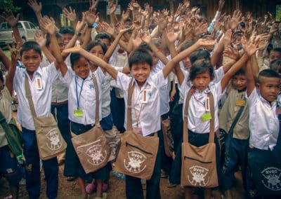 Enfants très pauvre scolarisés par l'ONG AVEC et présente lors d'une journées scolaire au Cambodge