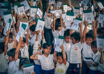 Enfants très pauvre scolarisés par l'ONG AVEC et présente lors d'une journées scolaire au Cambodge